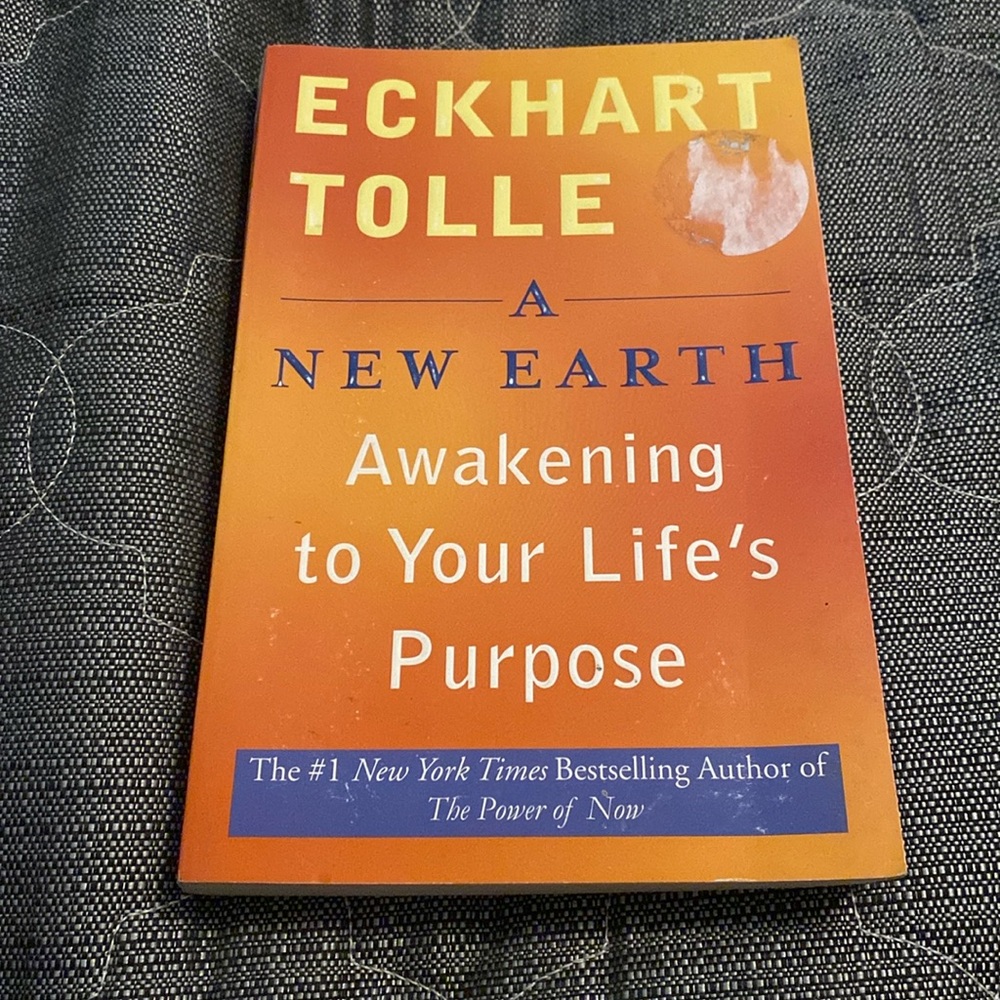 A New Earth Awakening To Your Life’s Purpose - Eckhart Tolle paperback book
